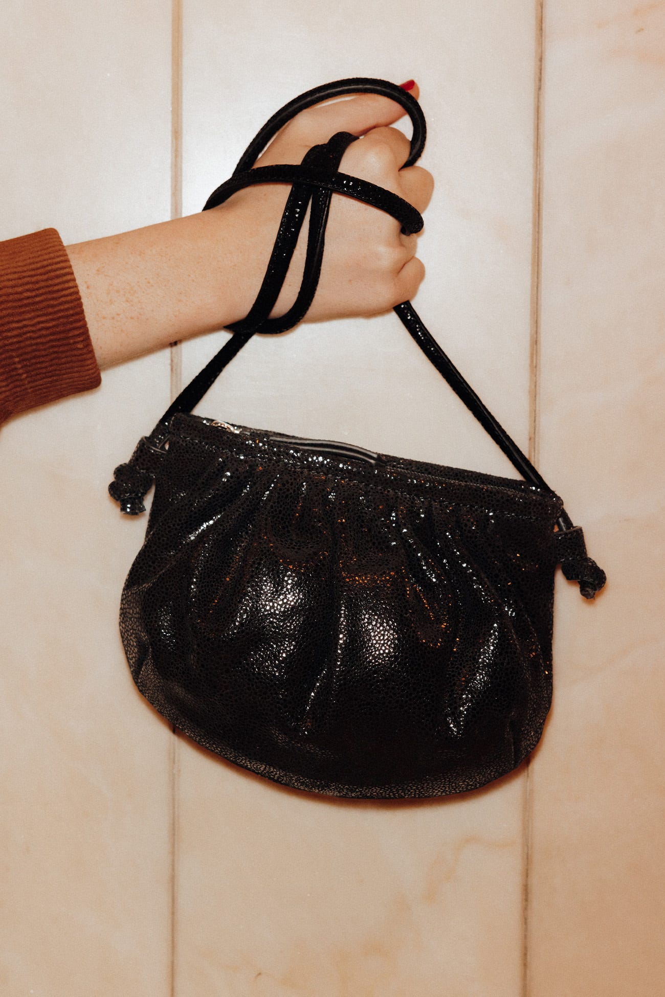 Petit sac boule en cuir irisé