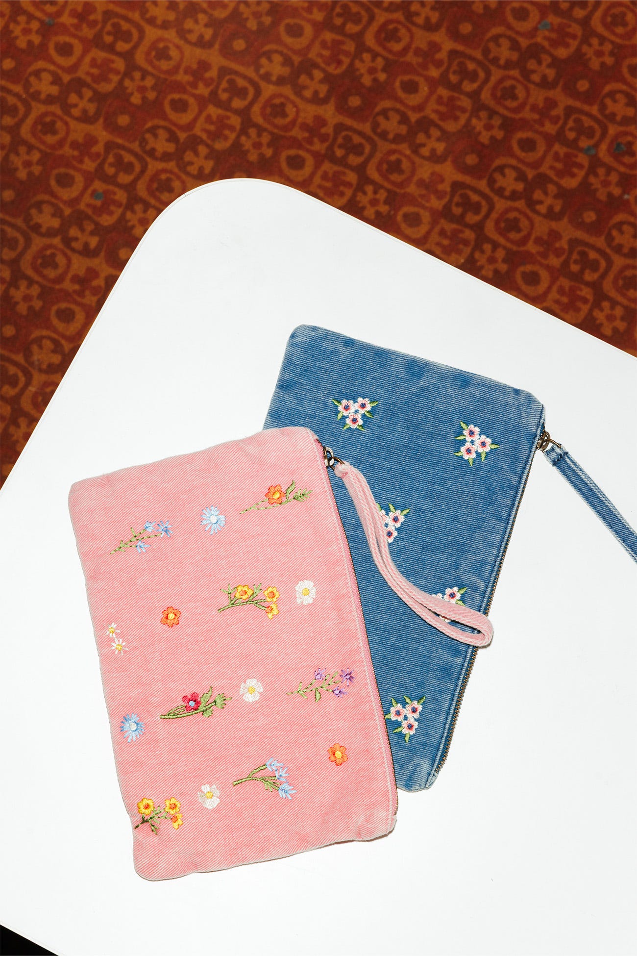 Cartera vaquera bordada