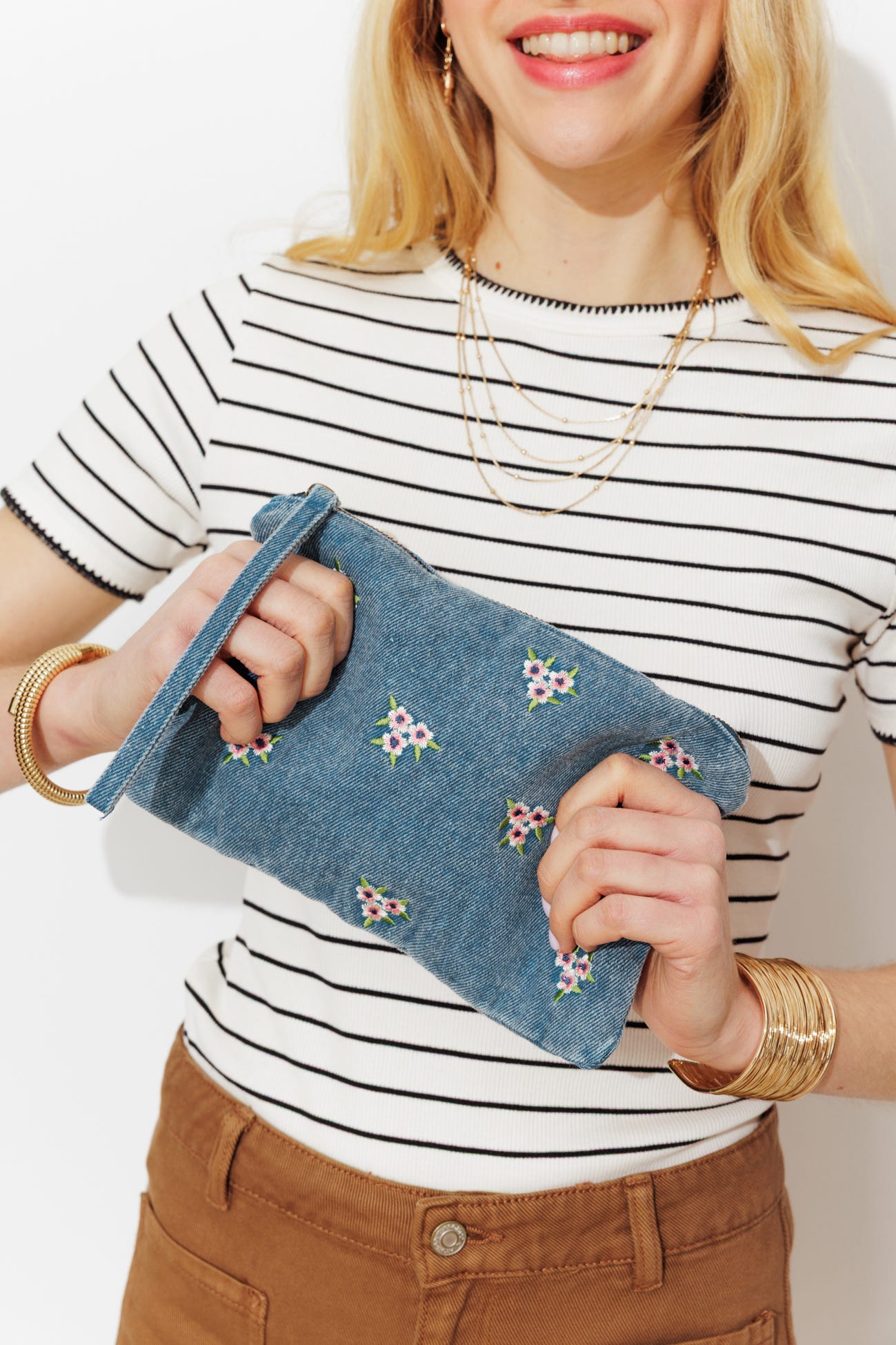 Denim-Etui mit Stickerei