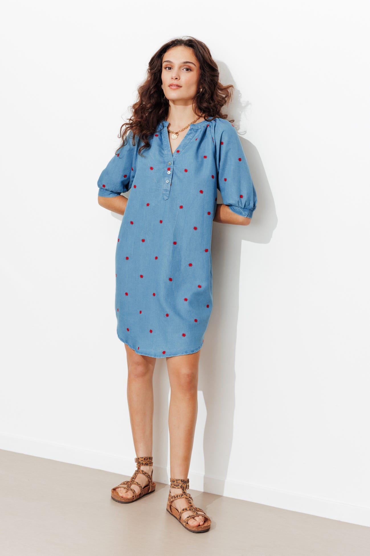 Robe courte brodée Femme