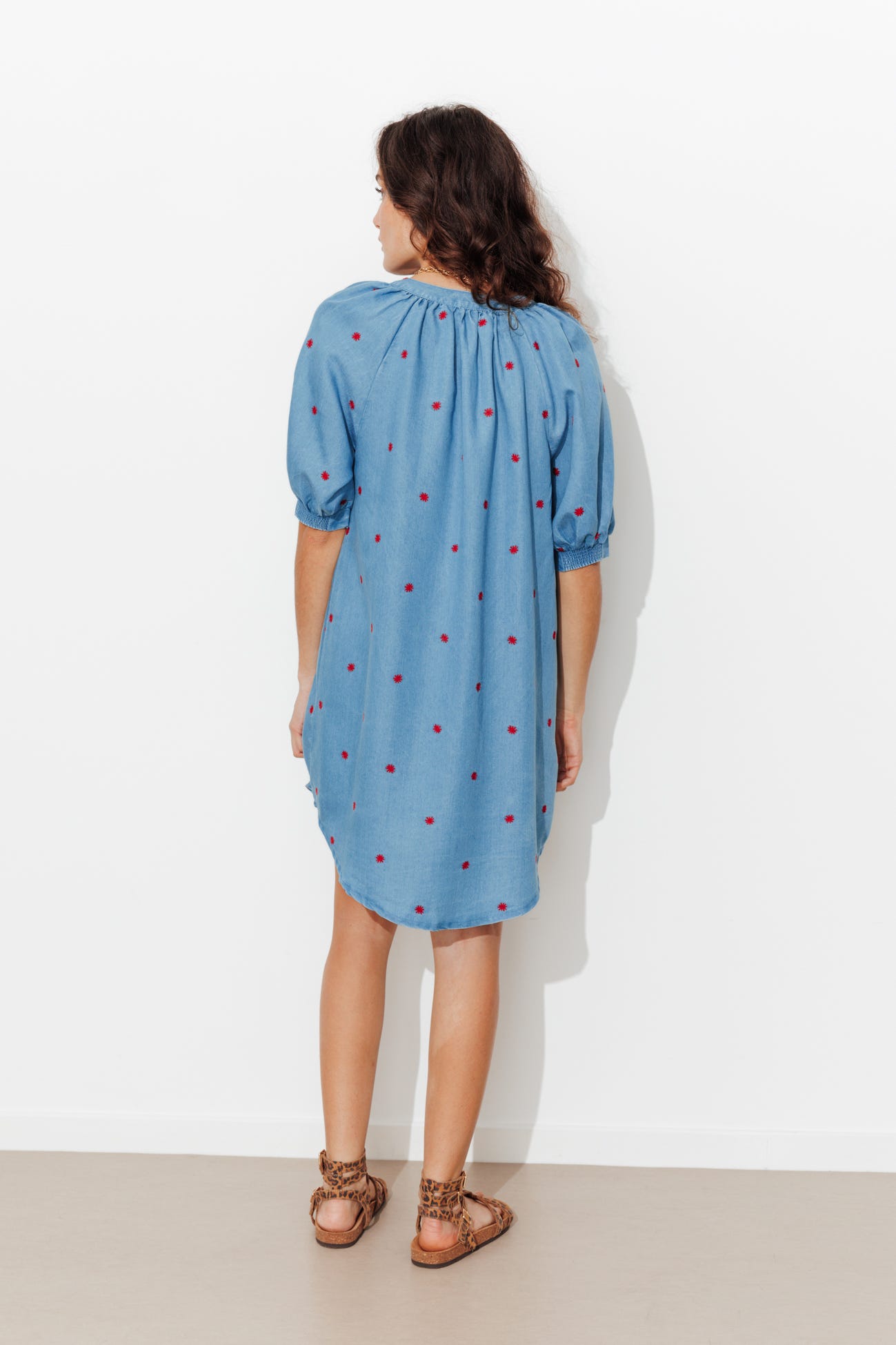 Robe courte brodée Femme