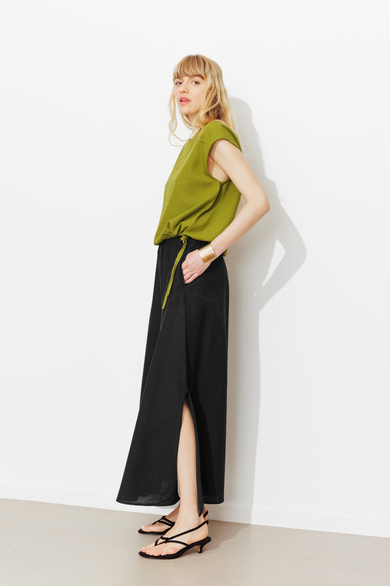 Plain mid-length skirt