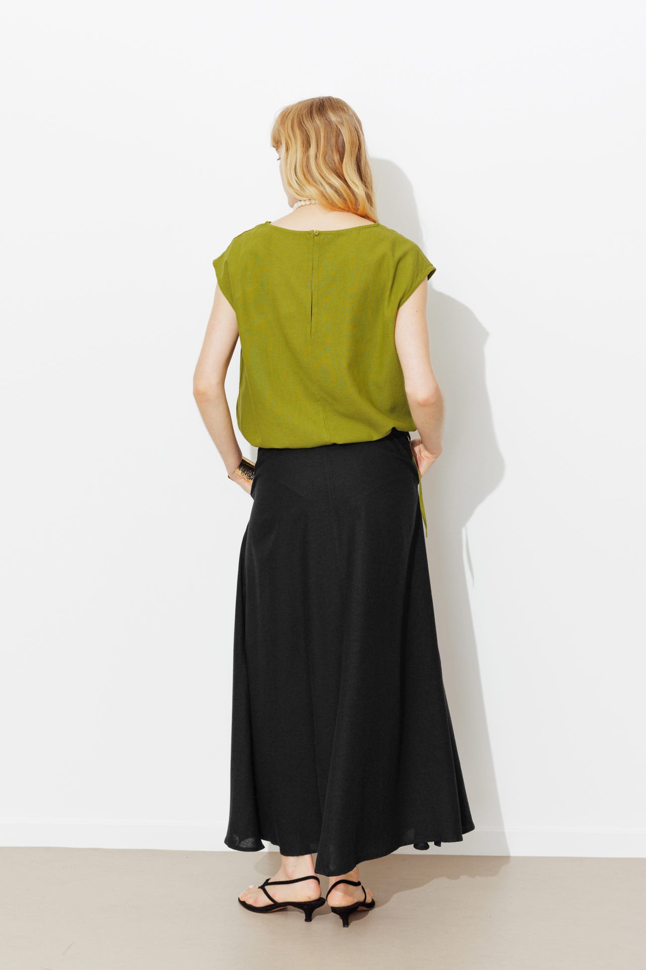 Plain mid-length skirt