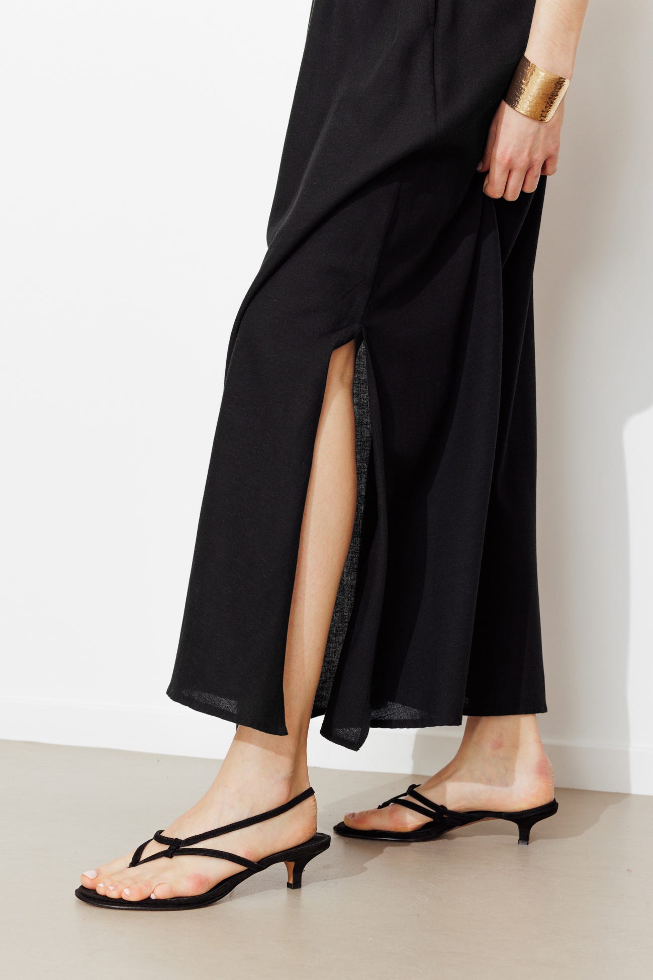 Plain mid-length skirt