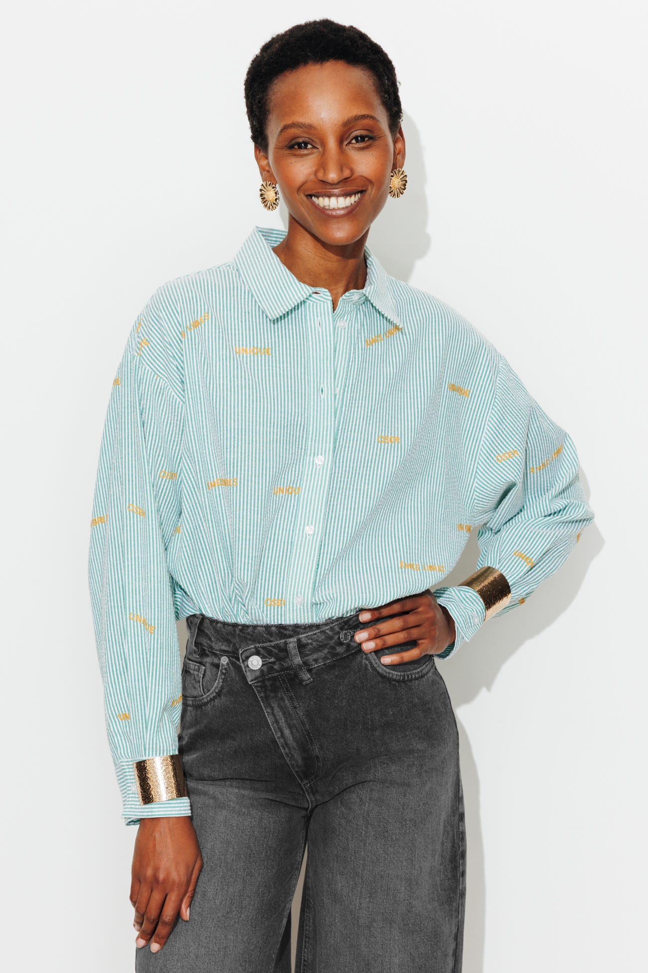 Jeans mit versetztem Knopf