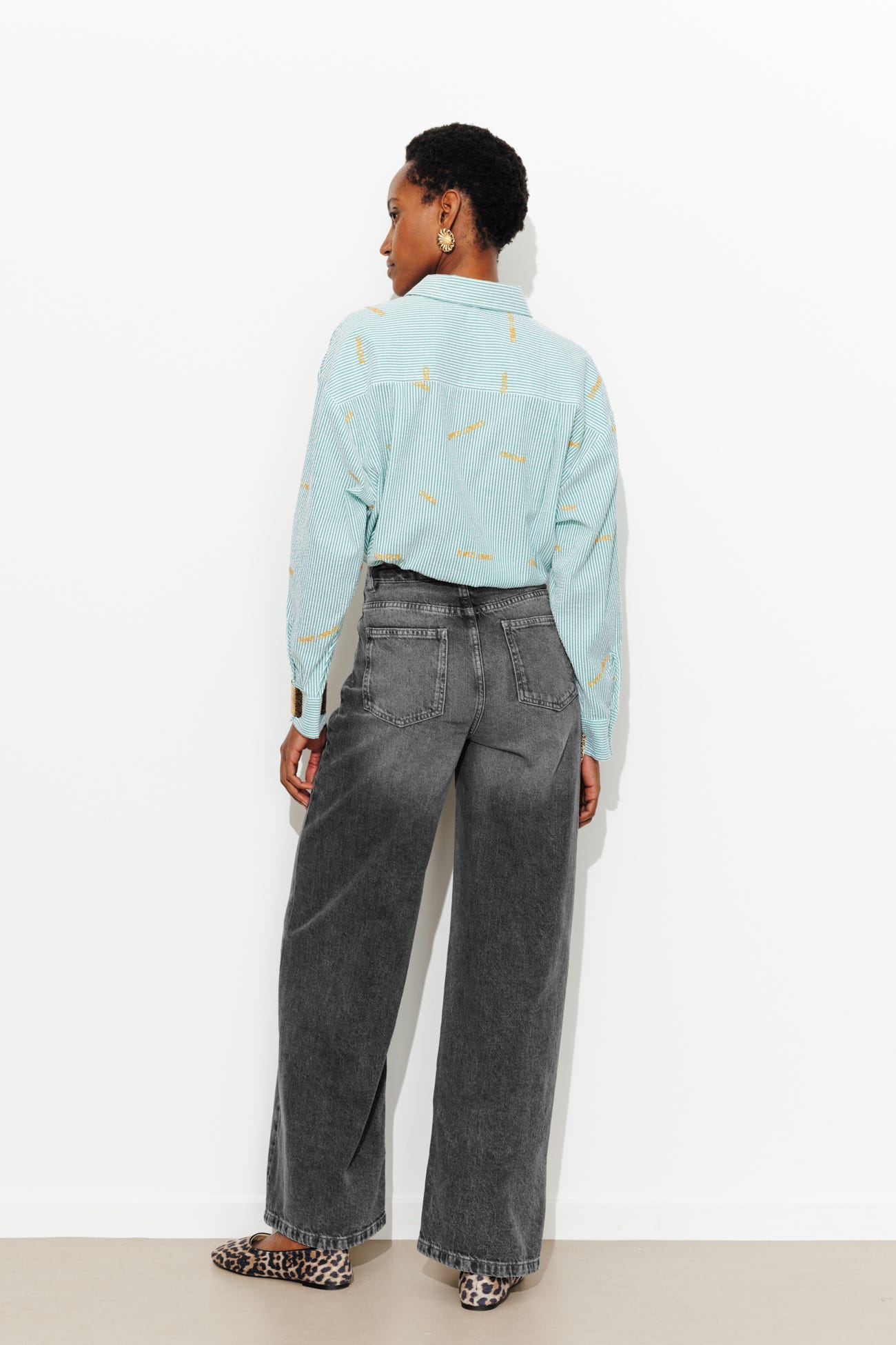 Jeans mit versetztem Knopf