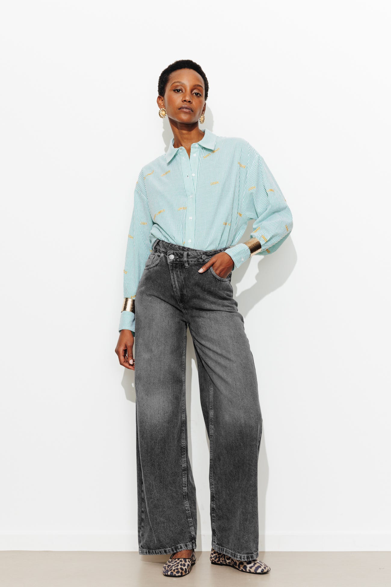 Jeans mit versetztem Knopf