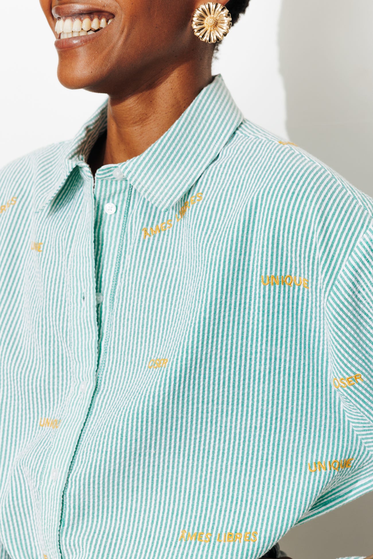 Jeans mit versetztem Knopf