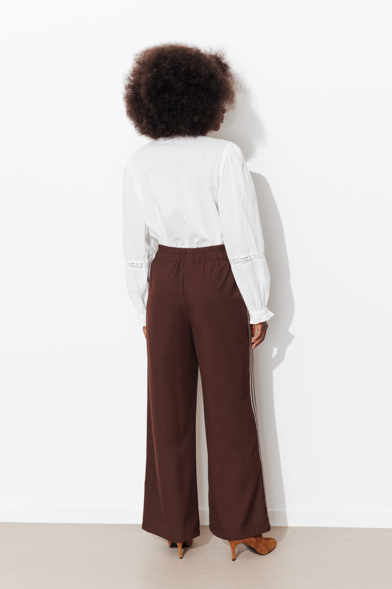 Pantalón ancho con bandas