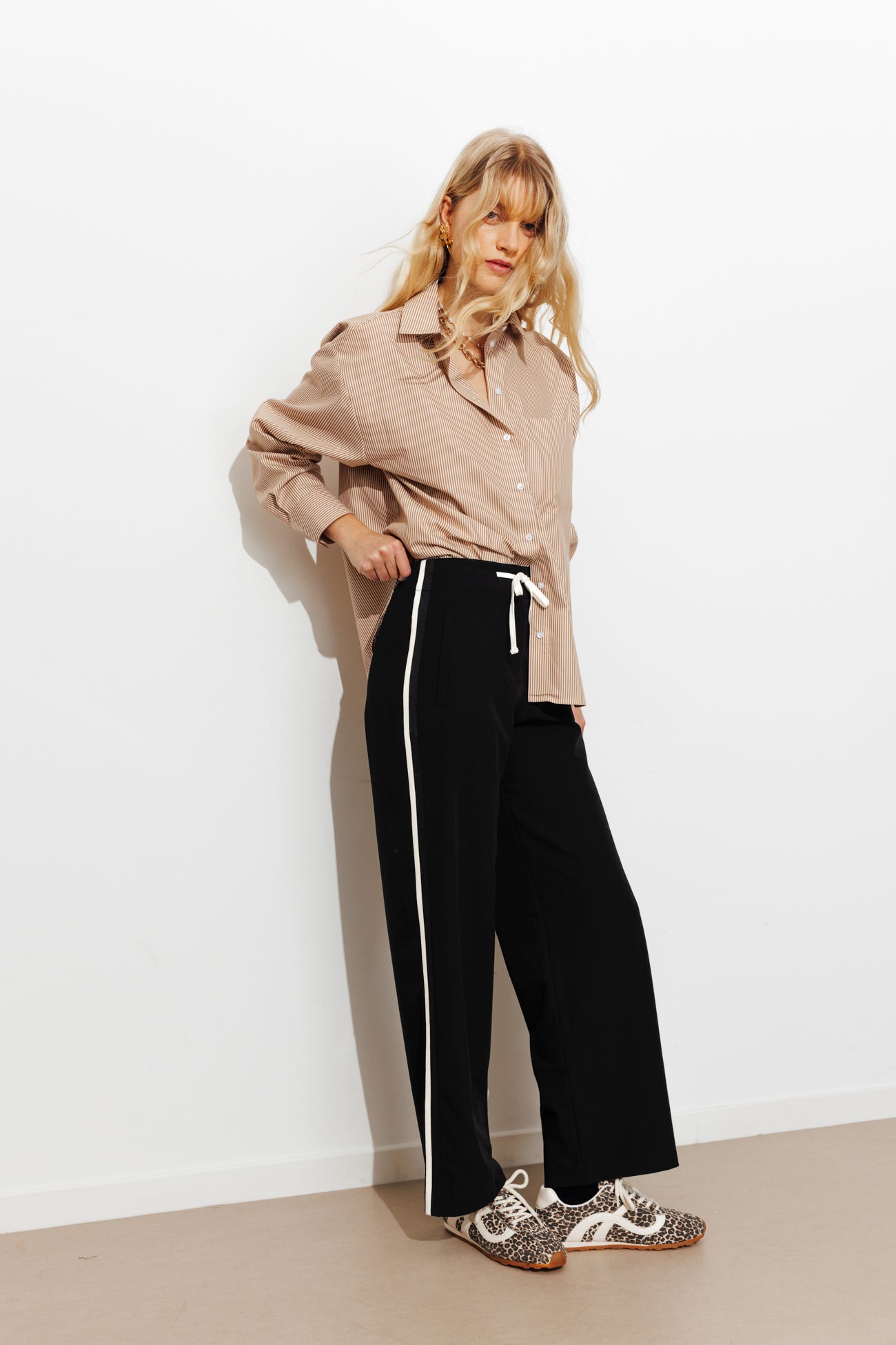 Pantalon recto con bandas