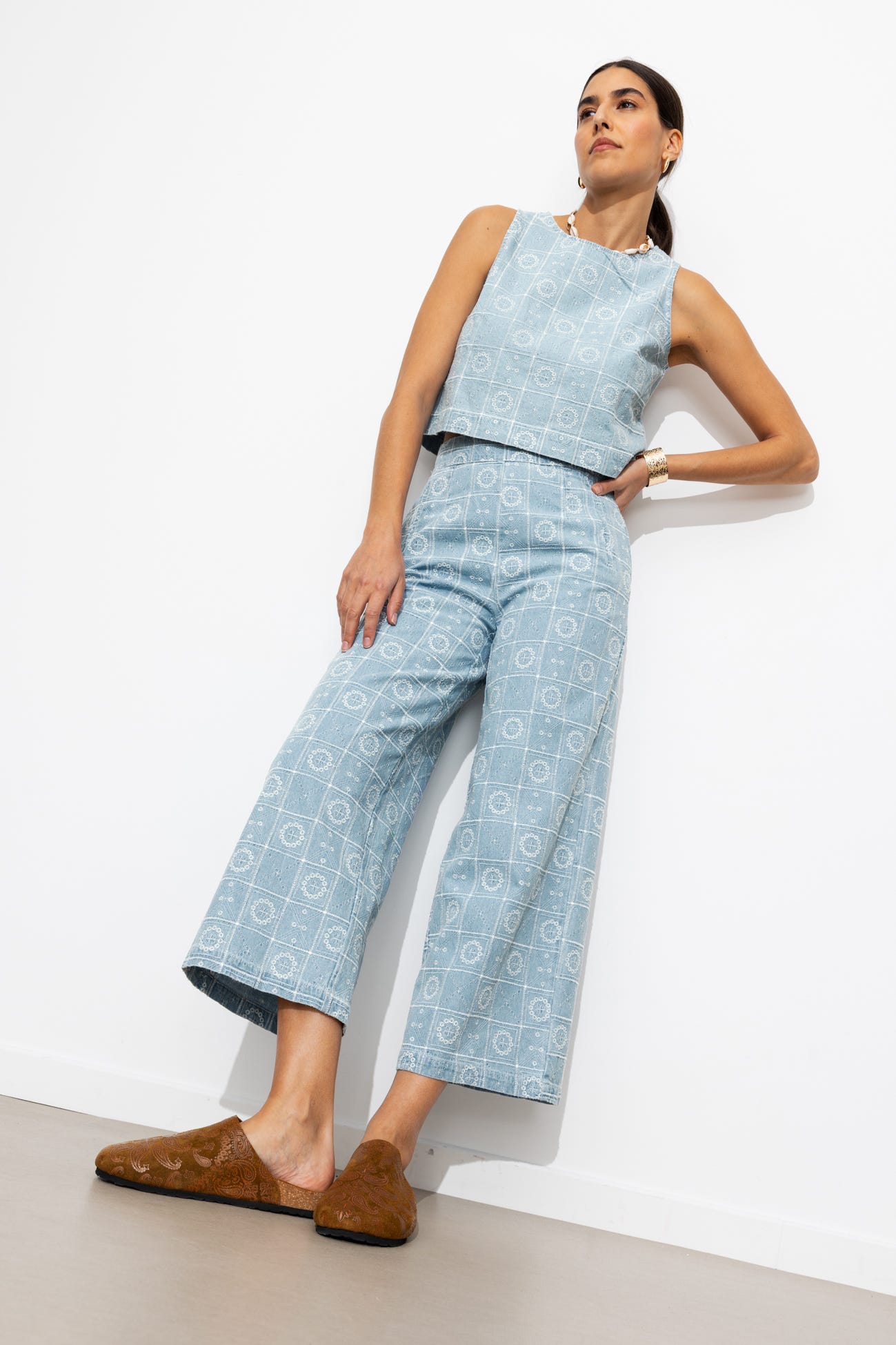 Krótkie szerokie jeansy haft