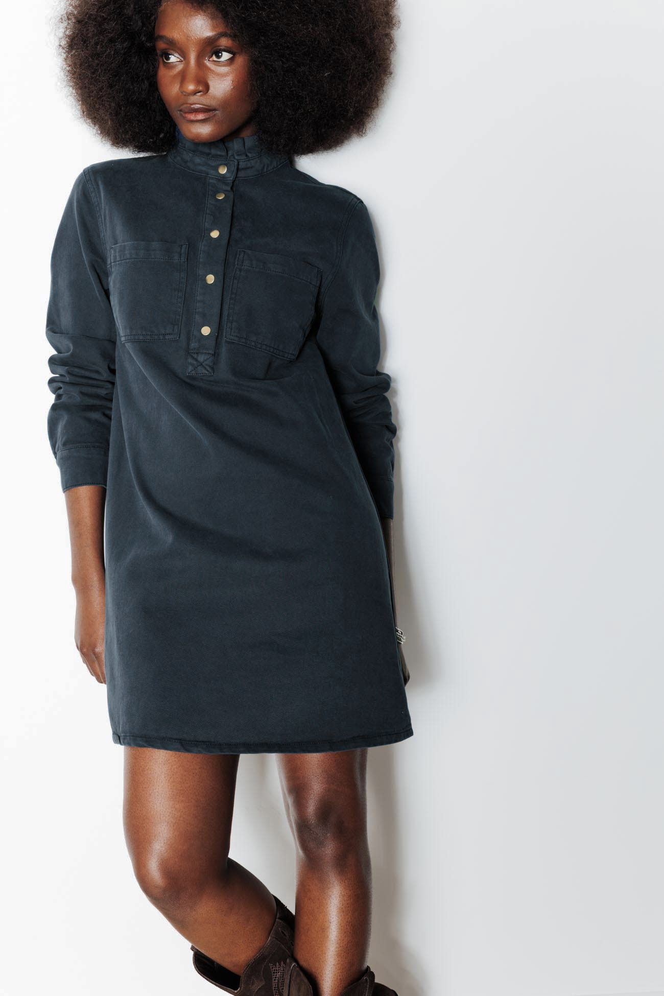 Robe en toile col frou-frou