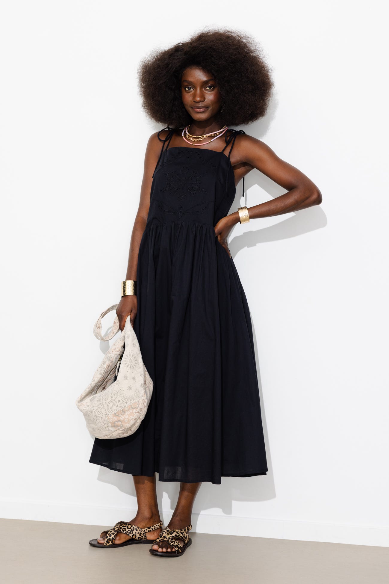 Robe brodée à bretelles