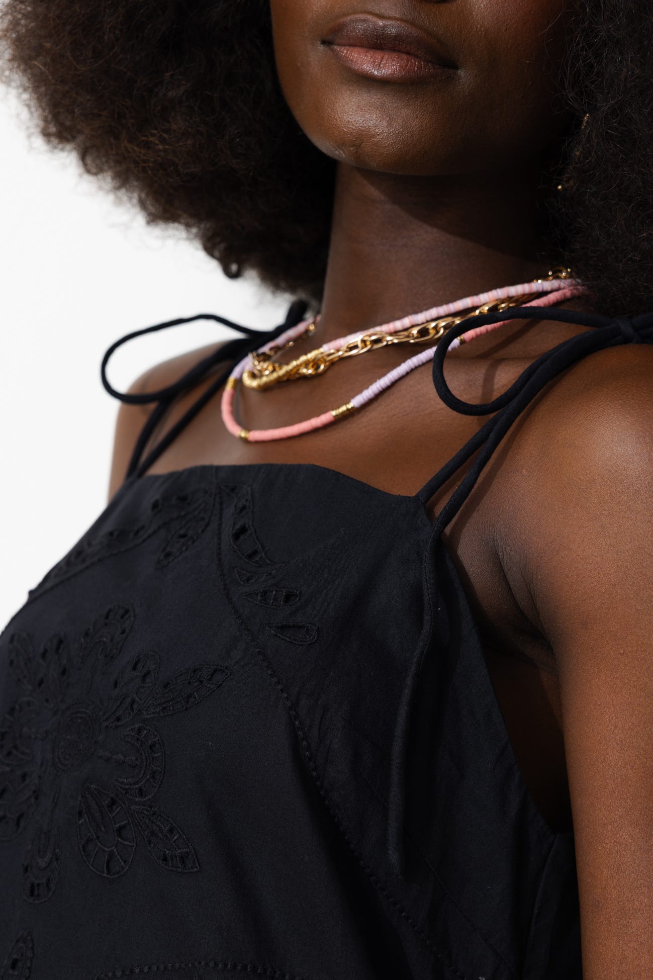 Robe brodée à bretelles