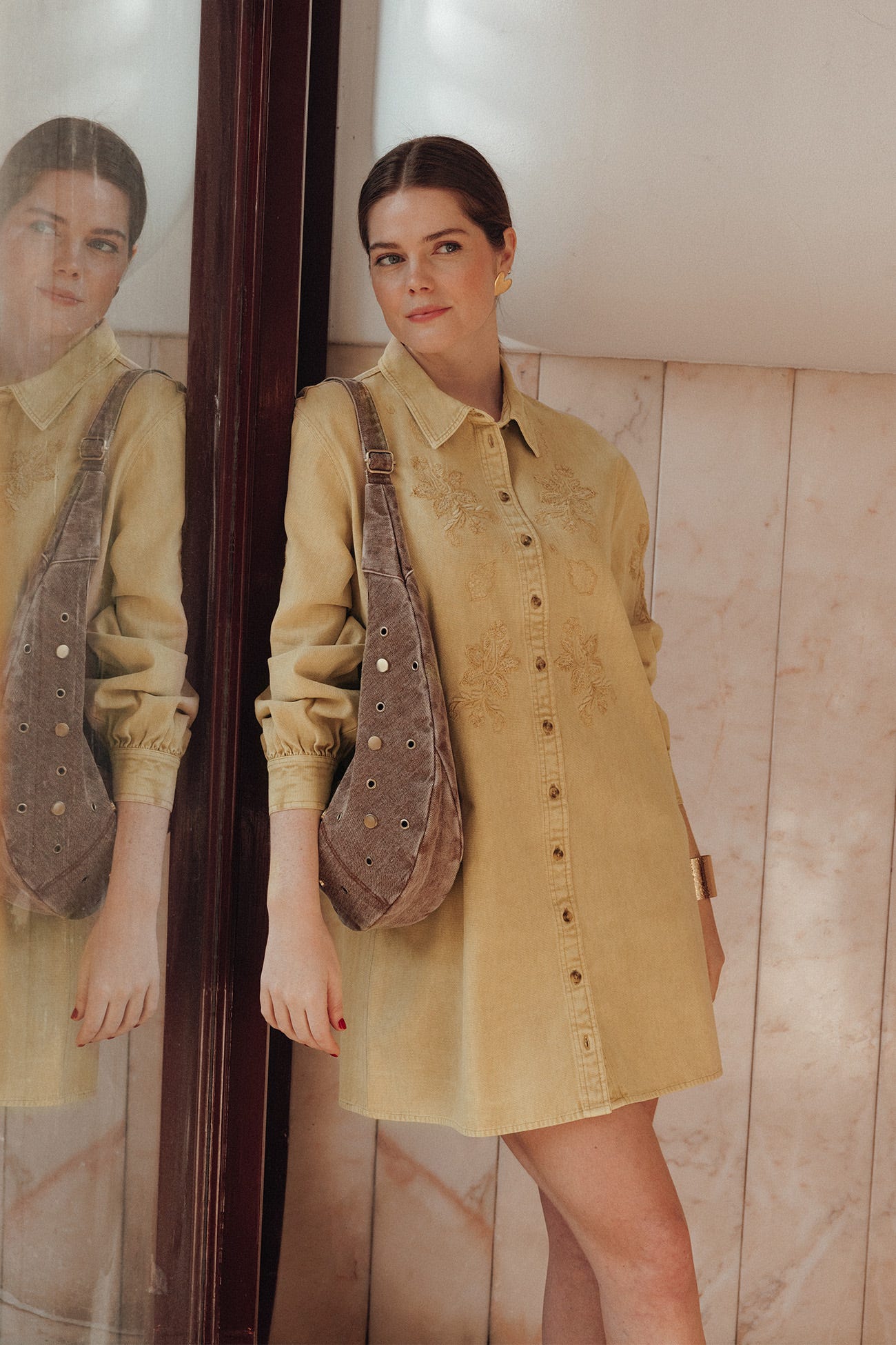 Robe courte en toile brodée