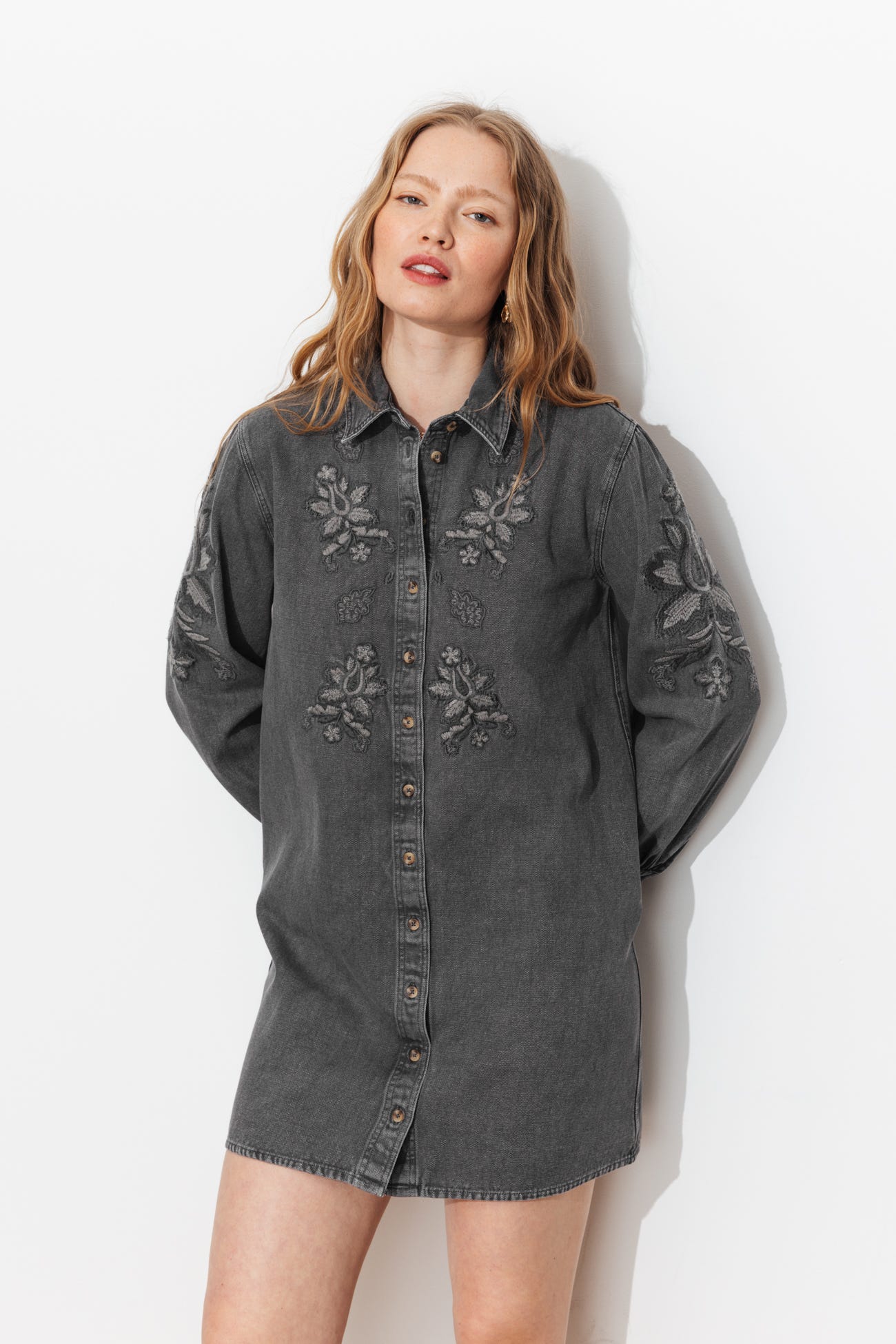 Robe courte en toile brodée