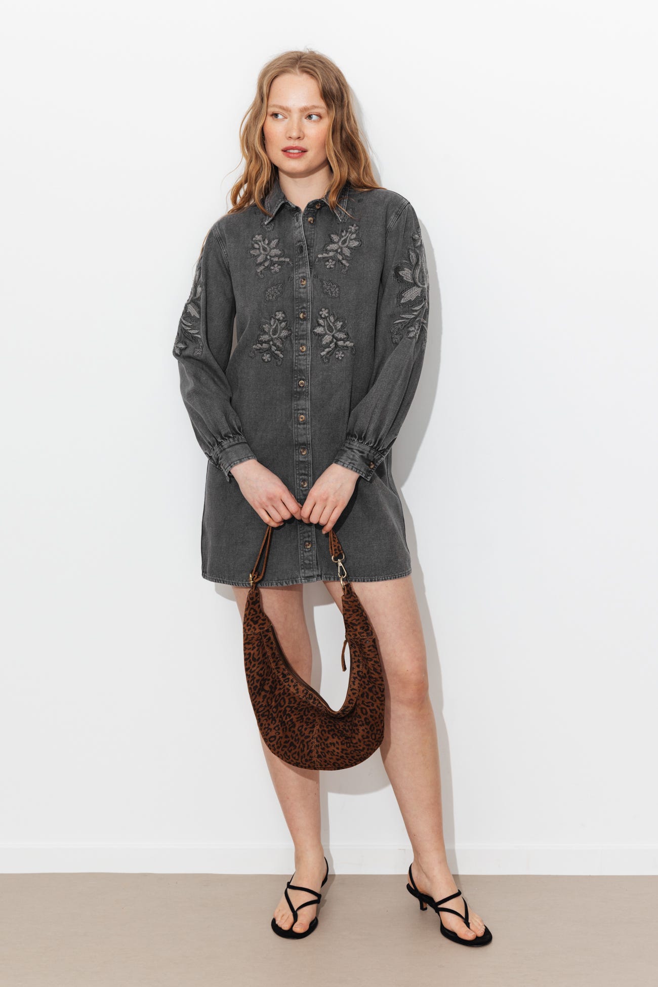 Robe courte en toile brodée