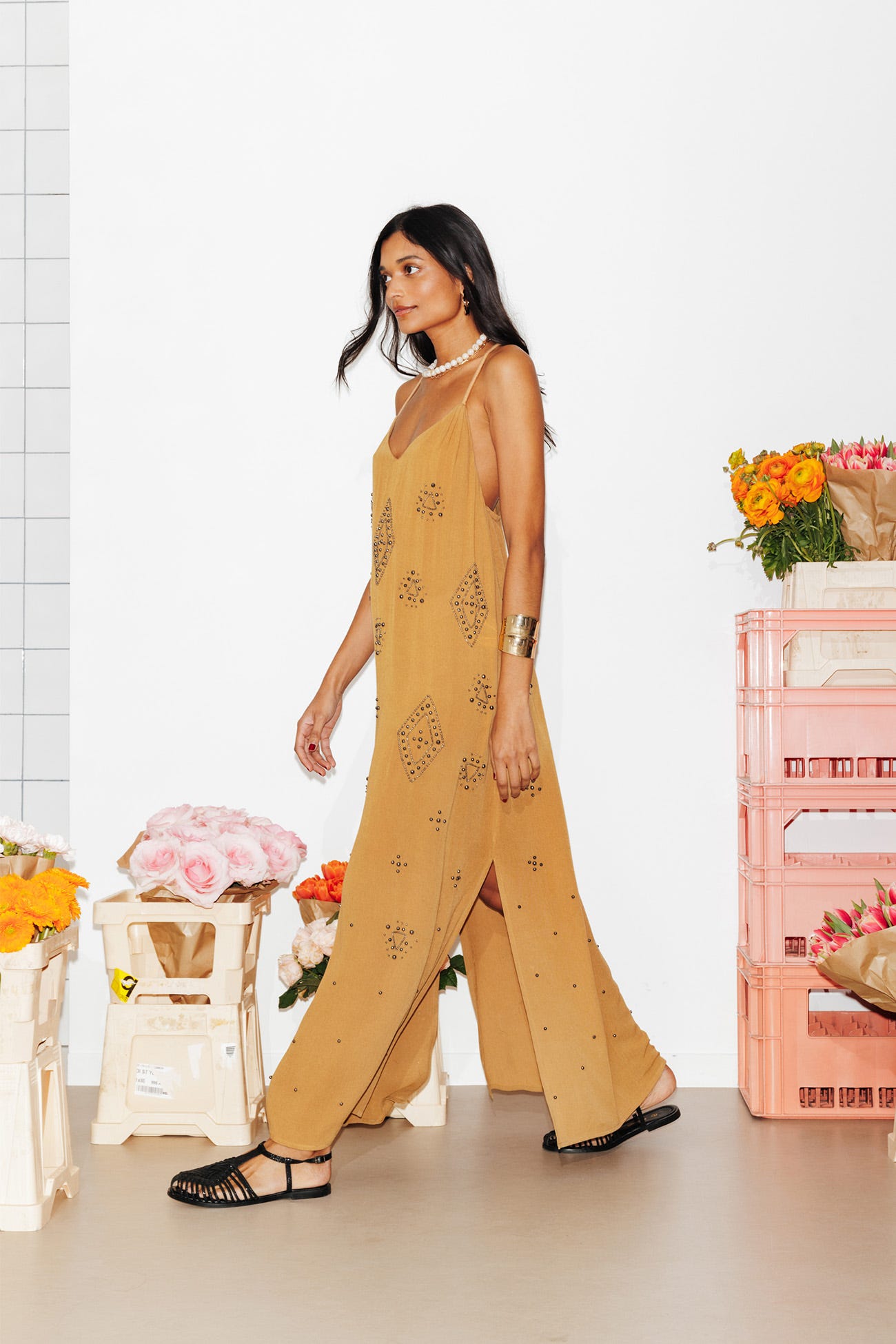 Langes Kleid mit Perlen