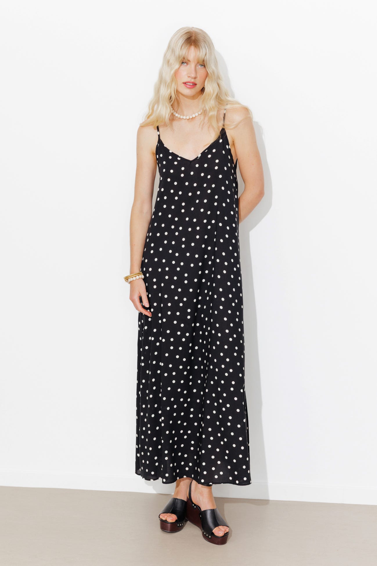 Robe longue à bretelles à pois