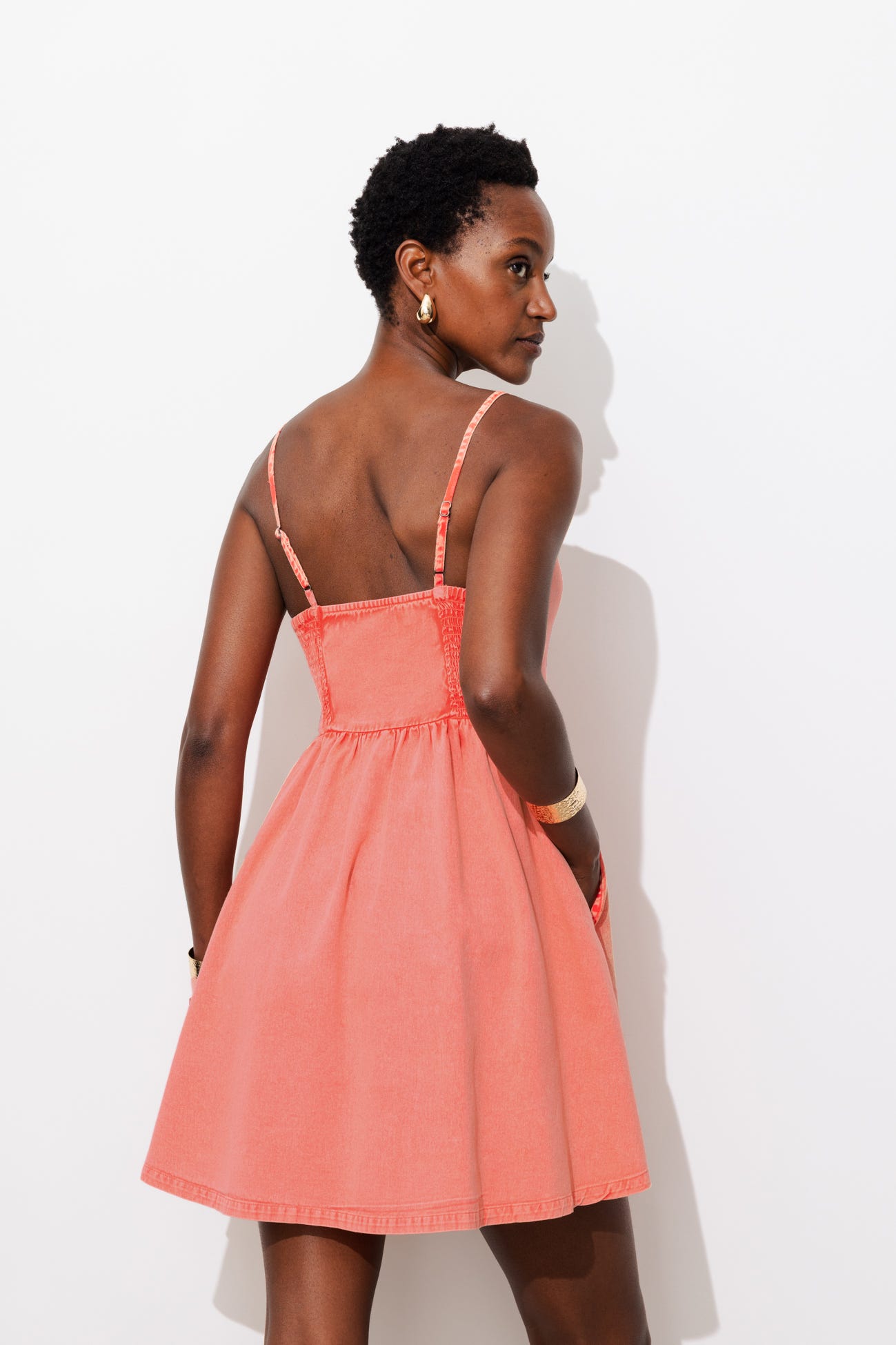 Robe courte à fines bretelles