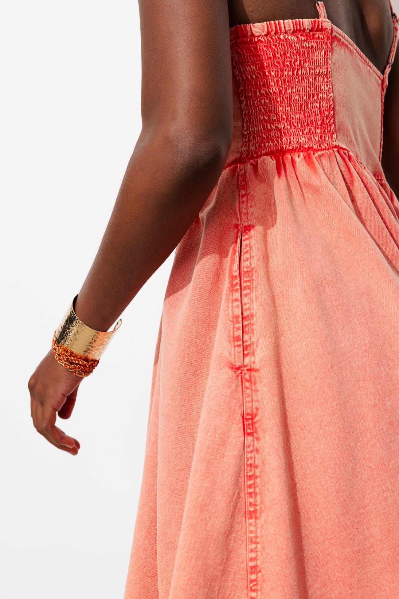Robe courte à fines bretelles