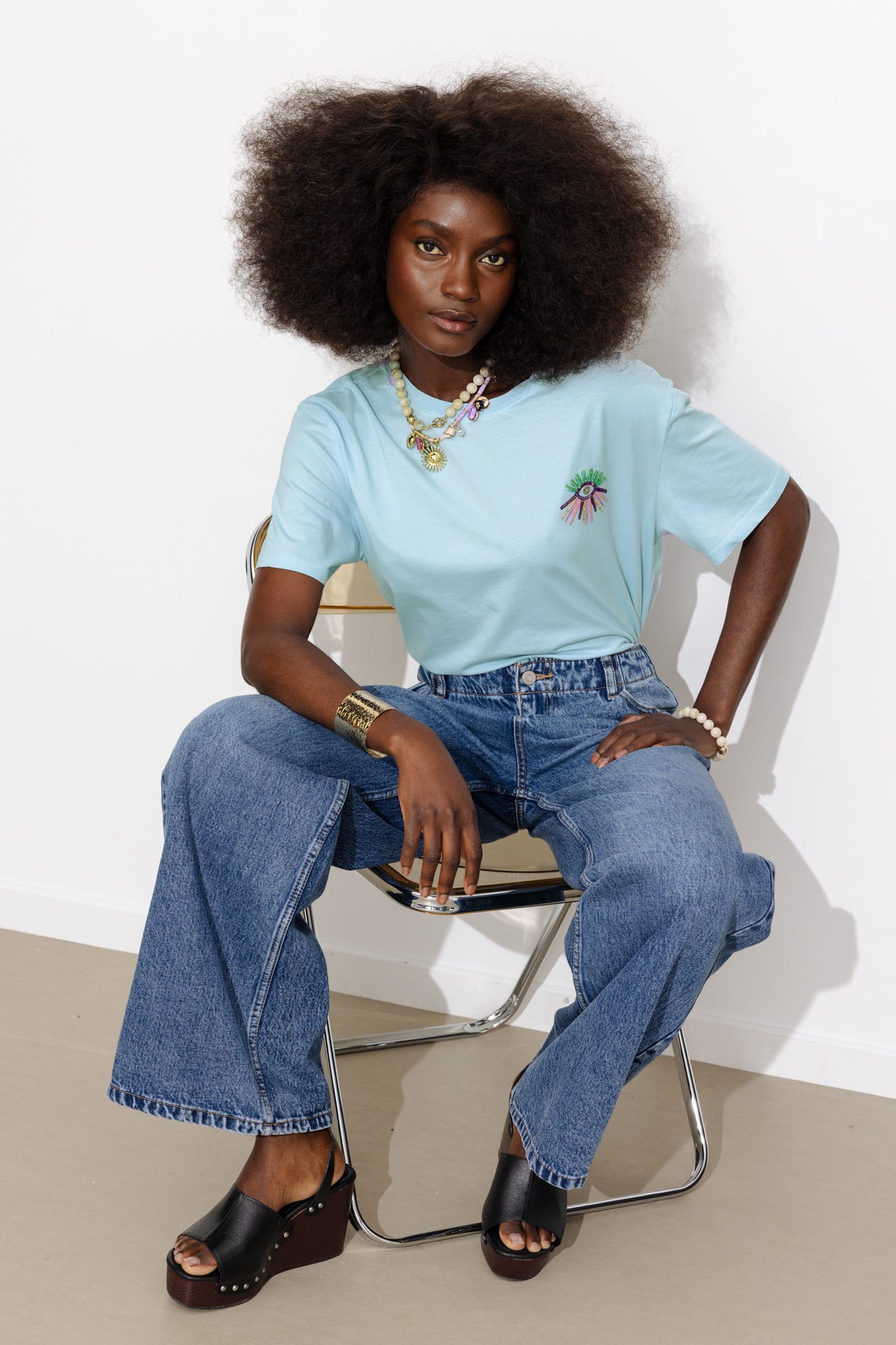 Camiseta con ojo bordado