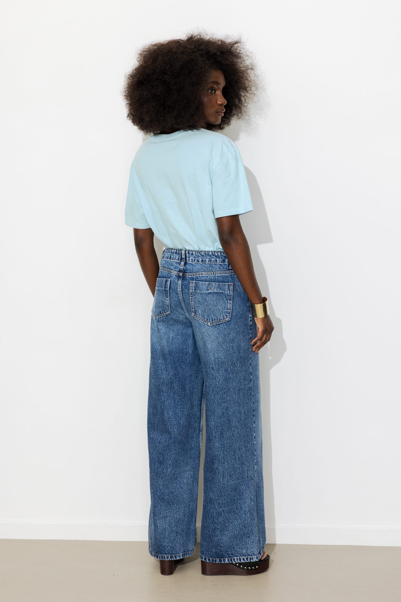 Camiseta con ojo bordado