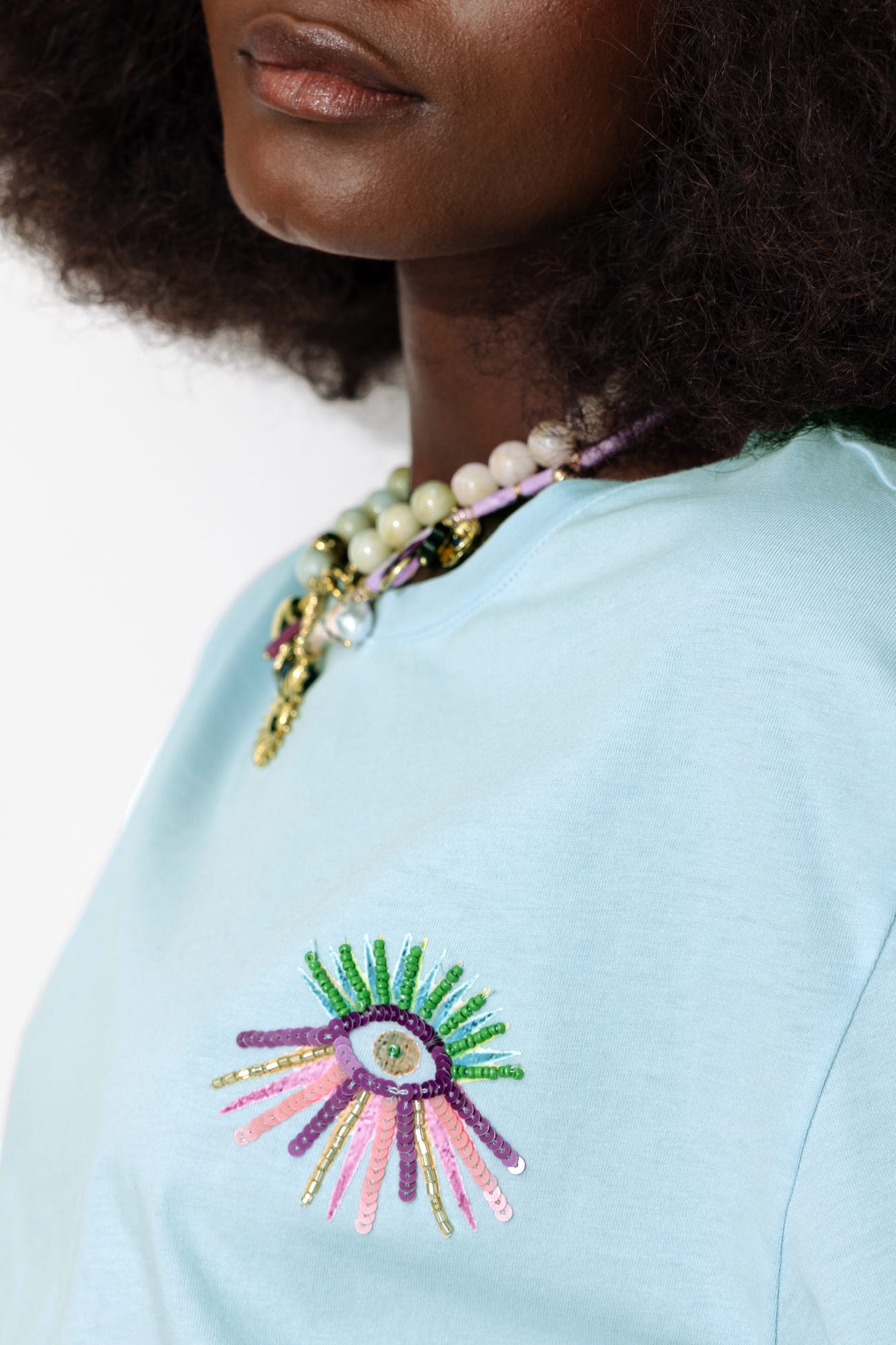 Camiseta con ojo bordado