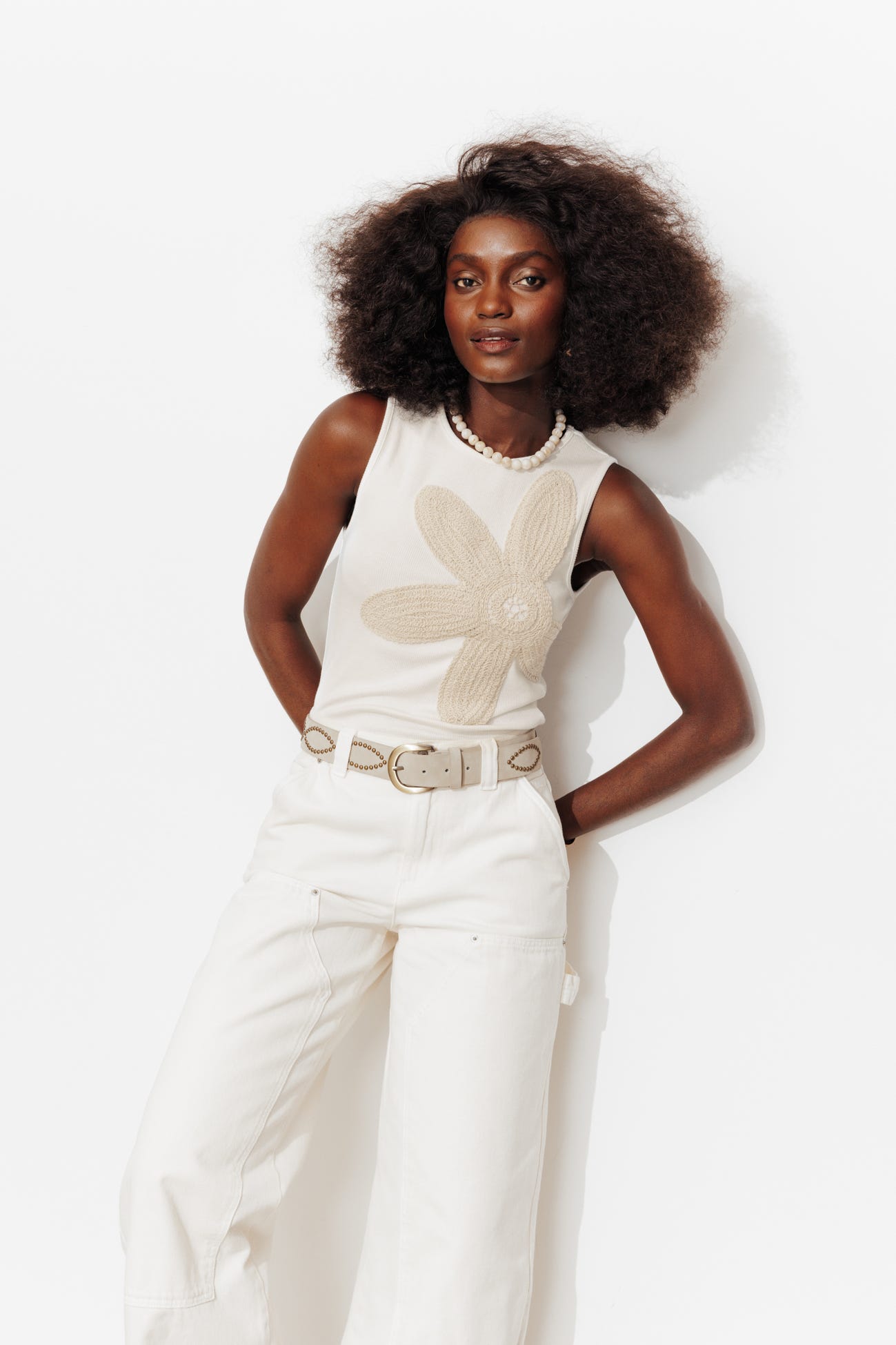 Débardeur côtelé fleur brodée