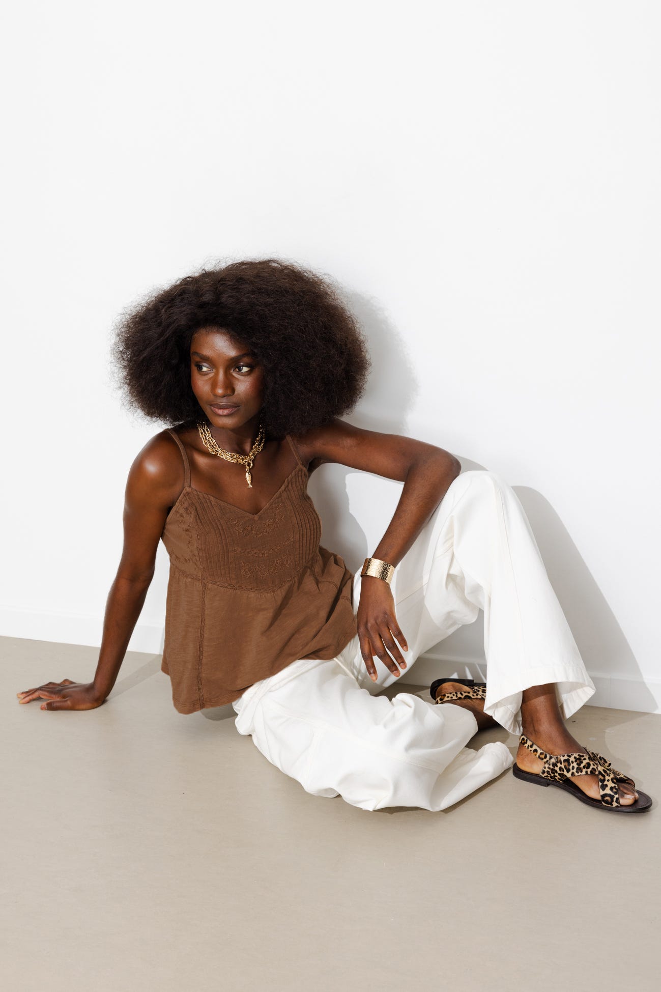 Top brodé à fines bretelles