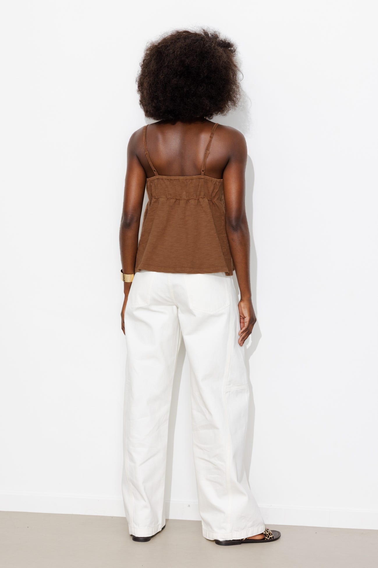 Top brodé à fines bretelles