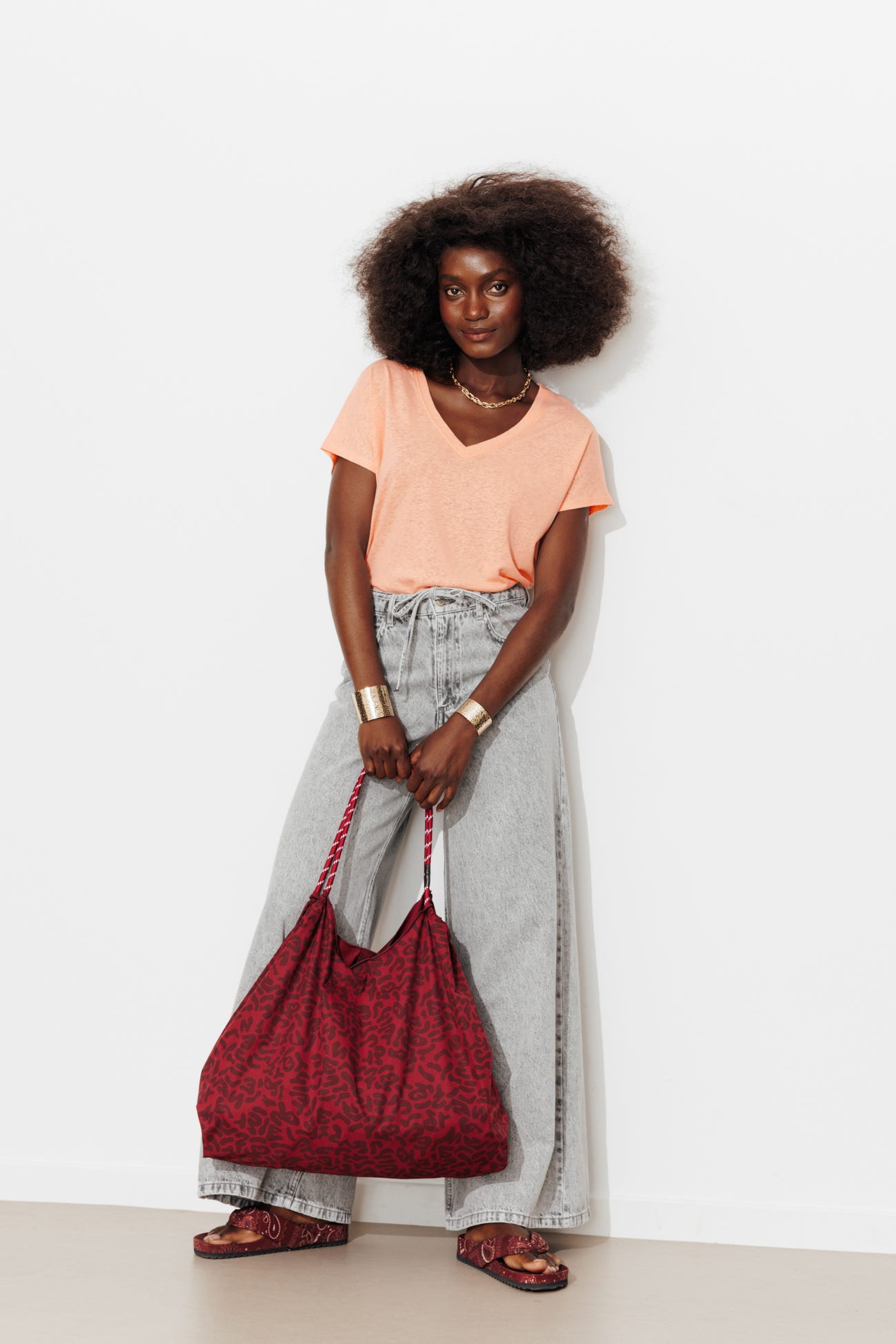 V-neckline plain t-shirt