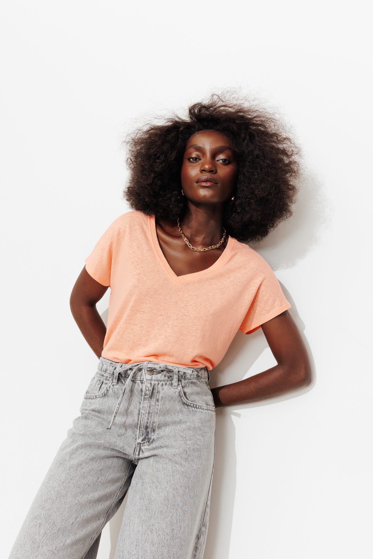 V-neckline plain t-shirt