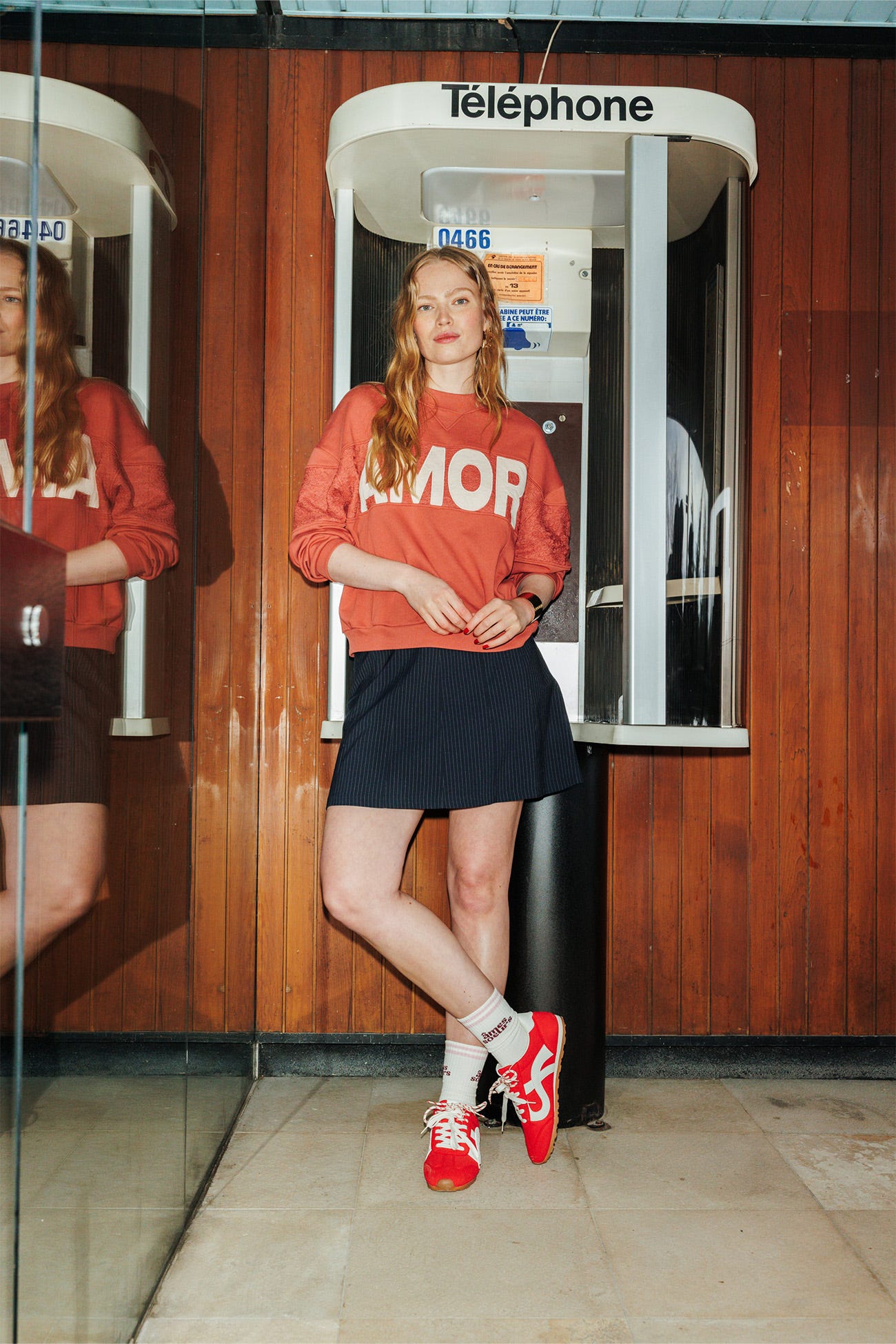 Felpa con slogan "AMOR"