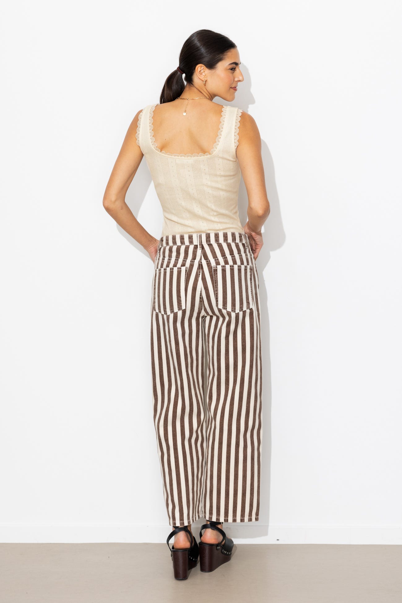 Top calado pointelle y encaje