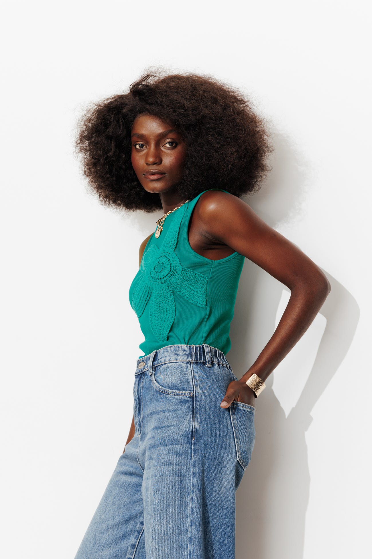 Débardeur côtelé fleur brodée