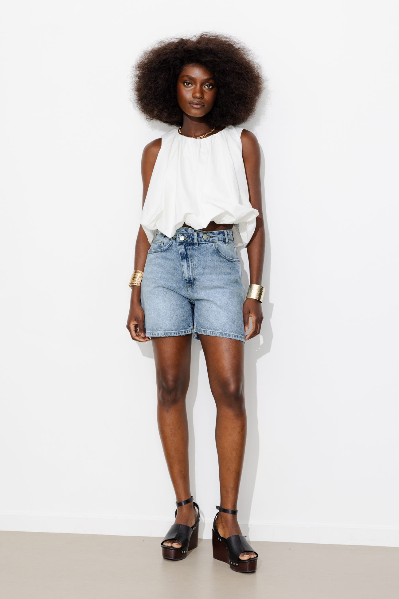 Short à bouton décalé