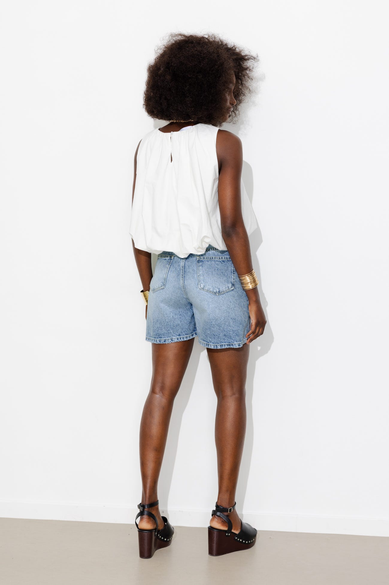 Short à bouton décalé