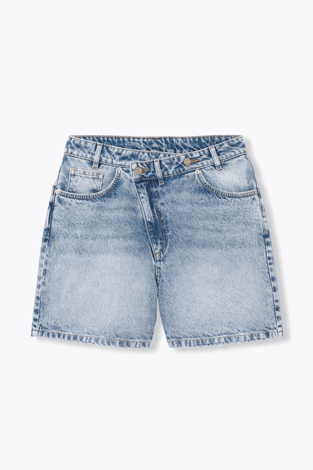 Short à bouton décalé