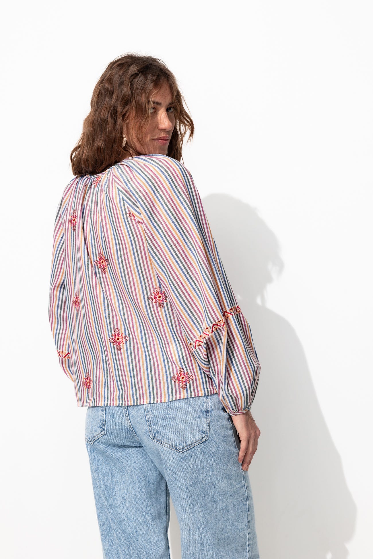 Gestreifte bestickte Bluse