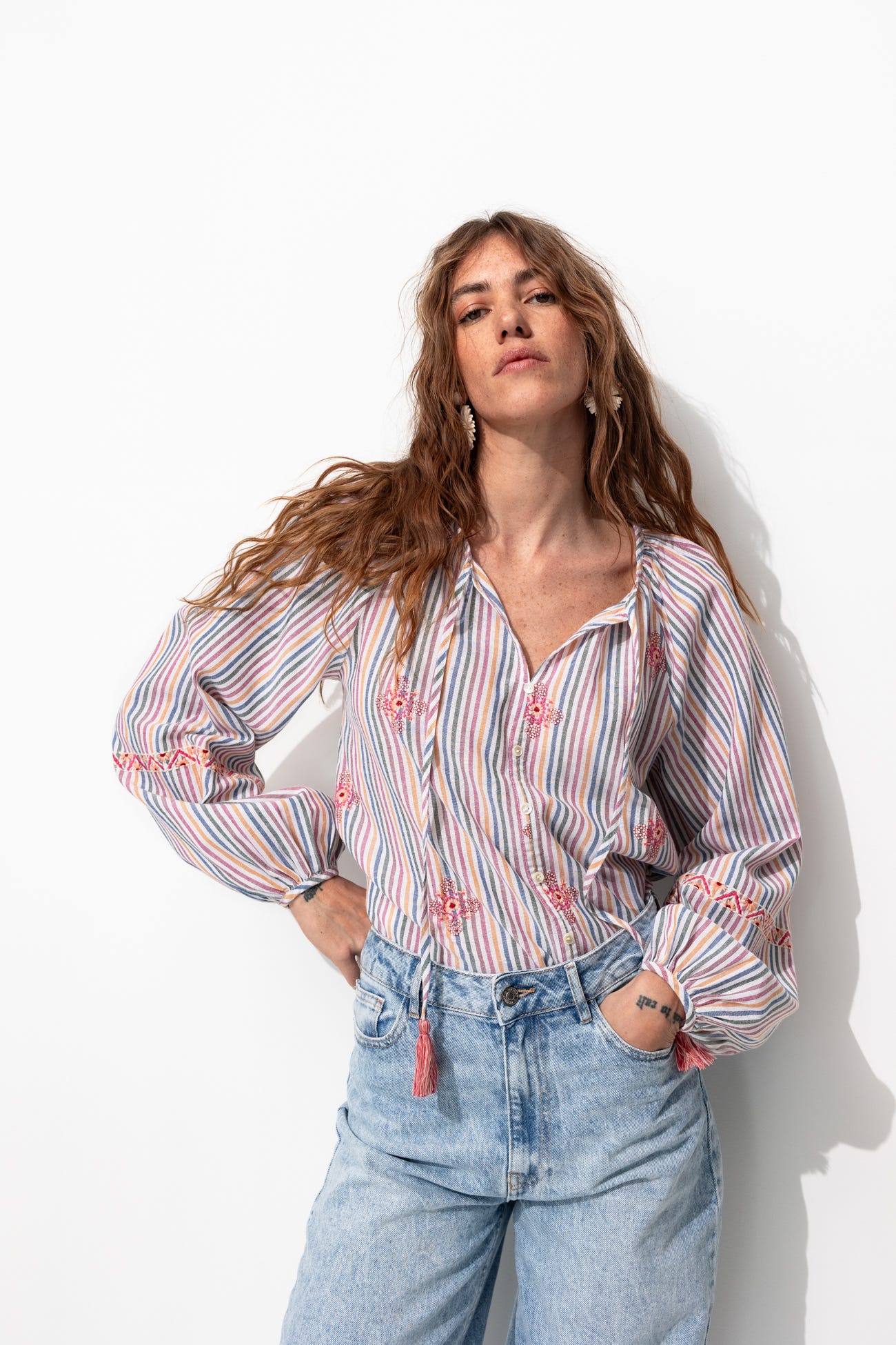 Gestreifte bestickte Bluse