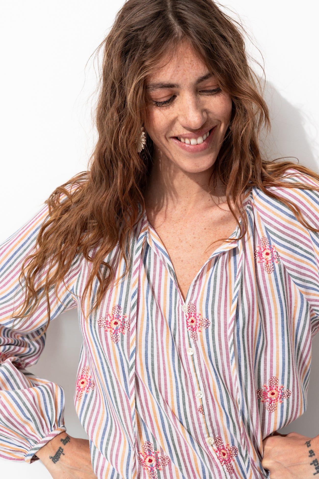 Gestreifte bestickte Bluse