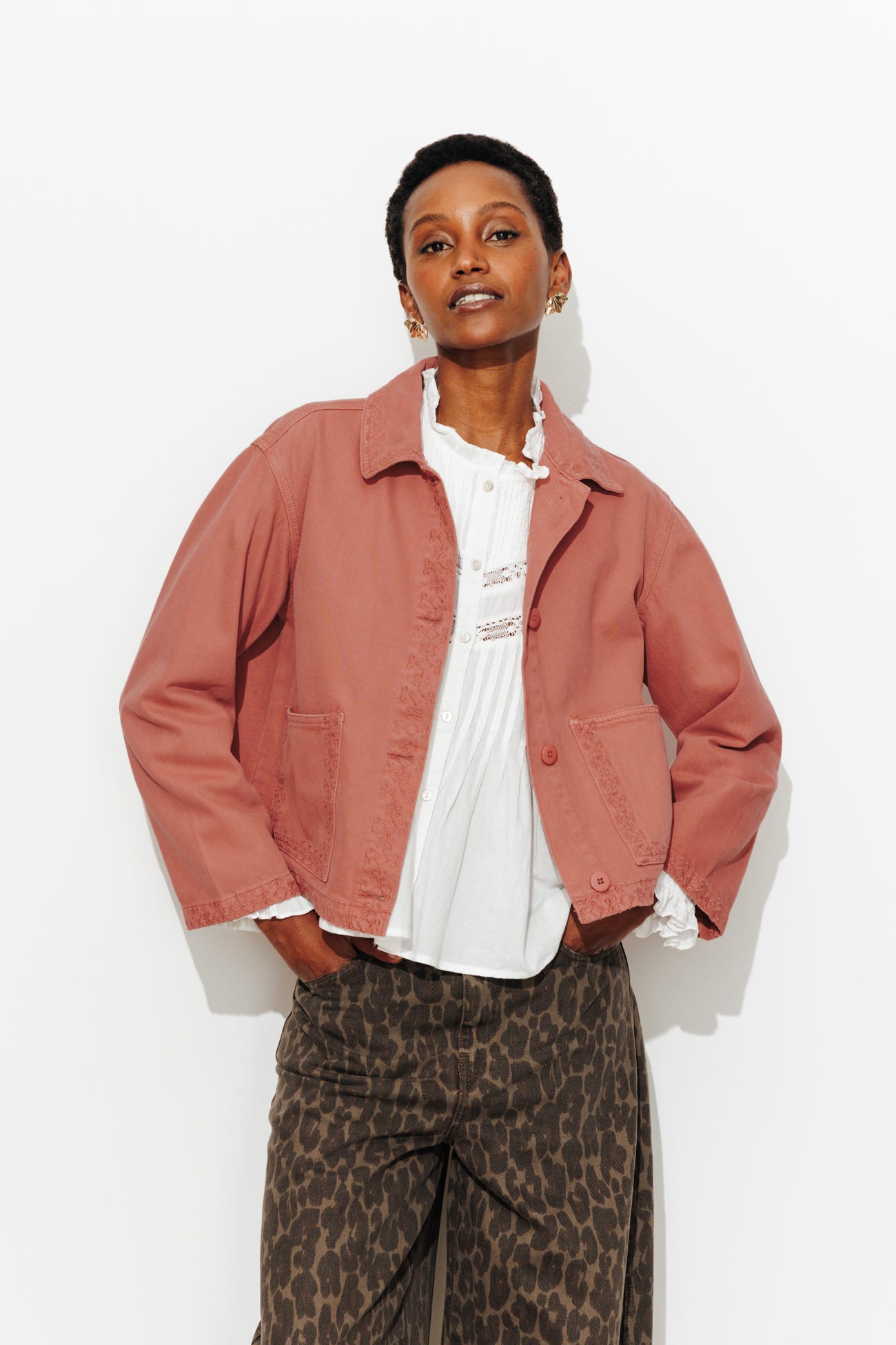 Chaqueta corta bordada