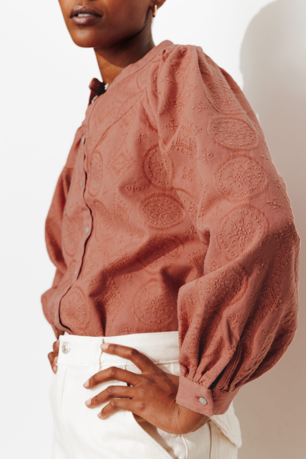 Chemise en toile brodée Femme