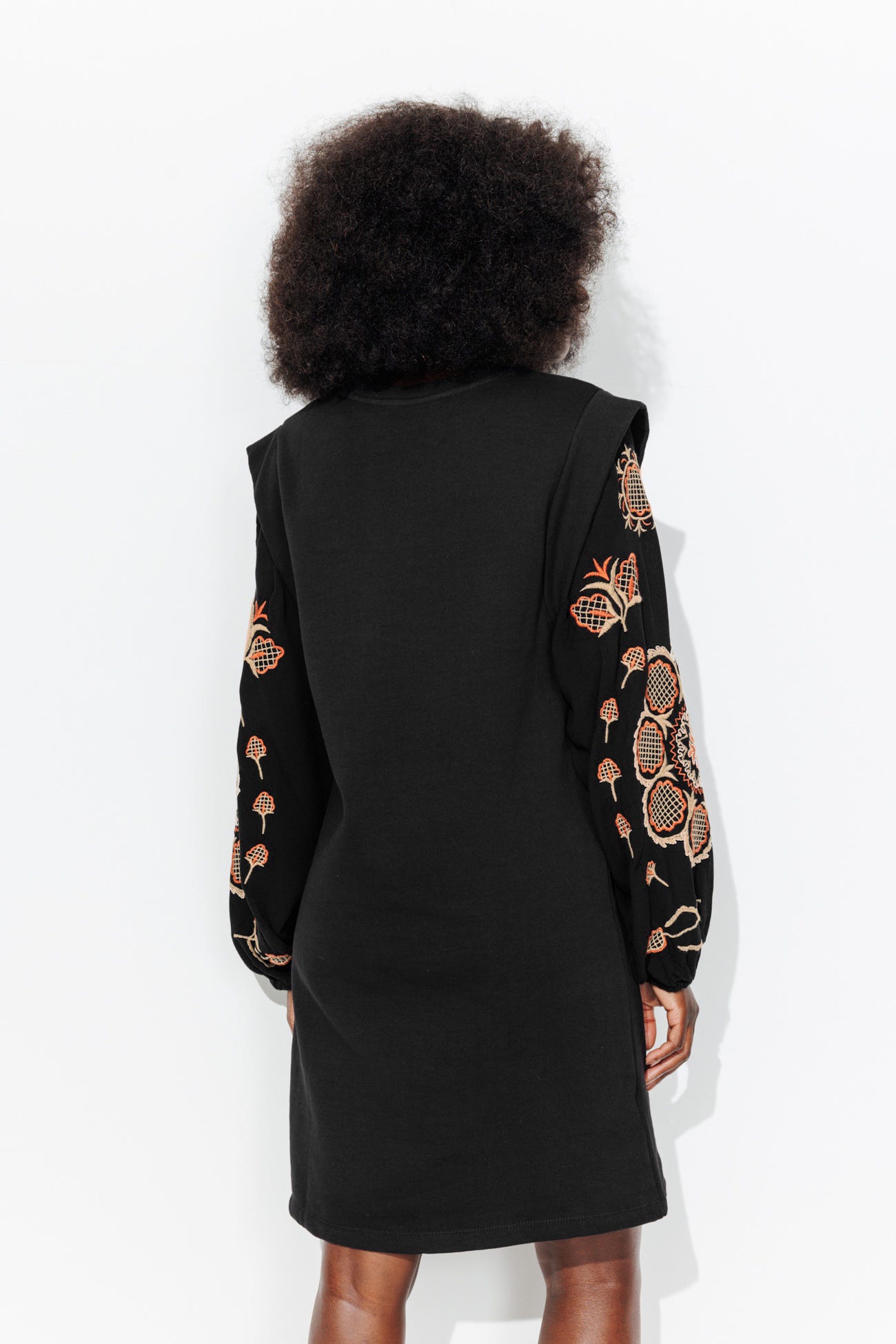 Robe sweat-shirt brodée