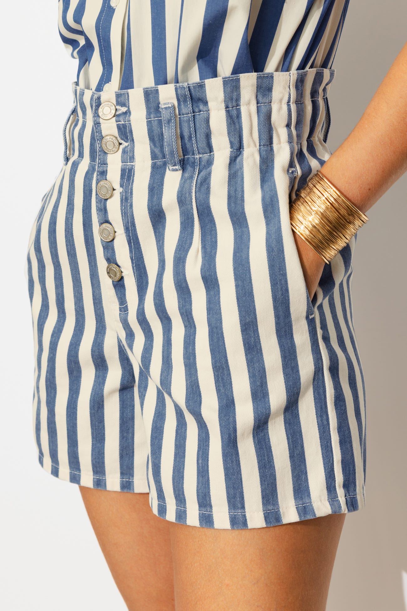 Short rayé à boutons apparents