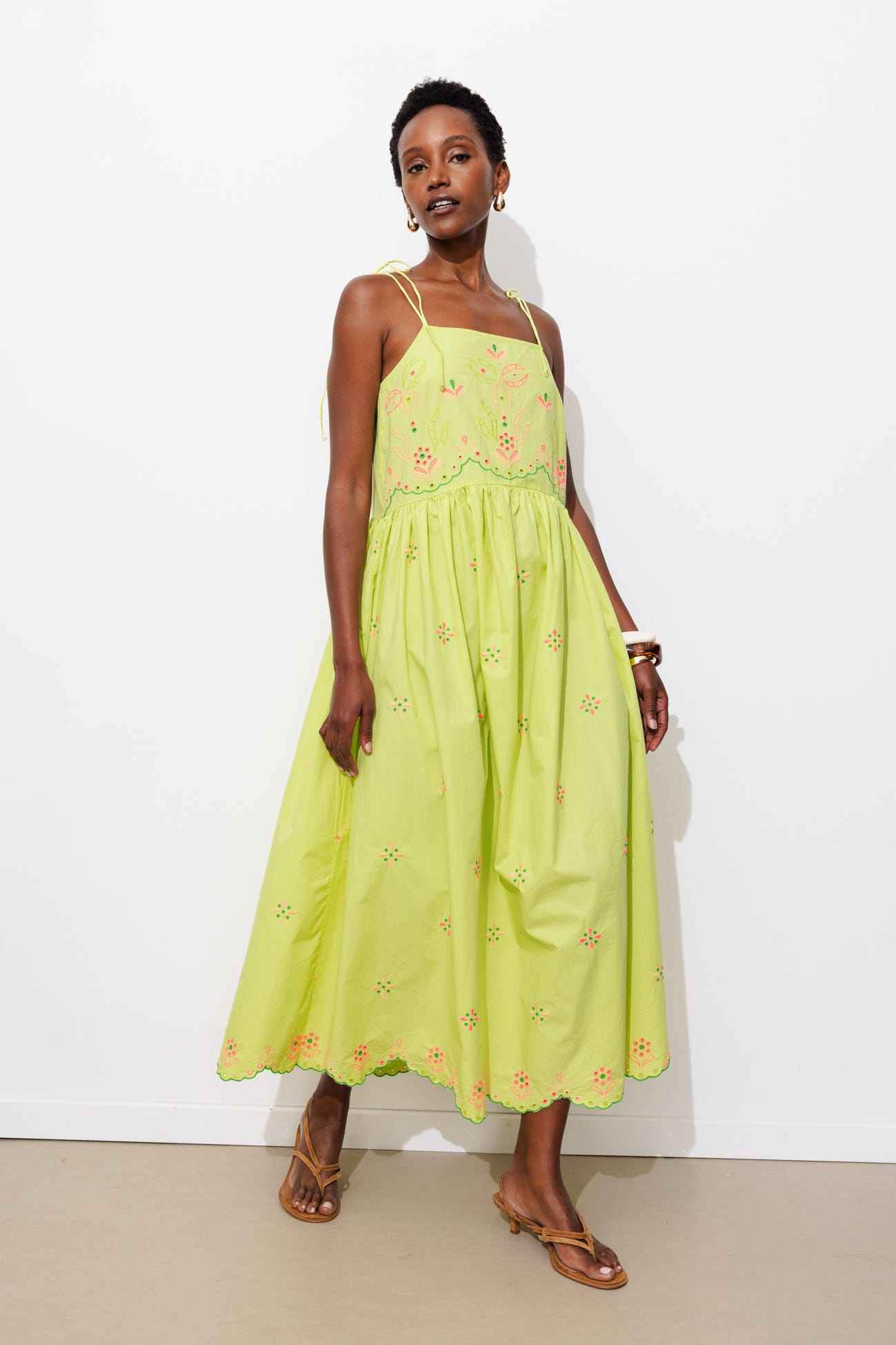 Robe brodée à bretelles nouées