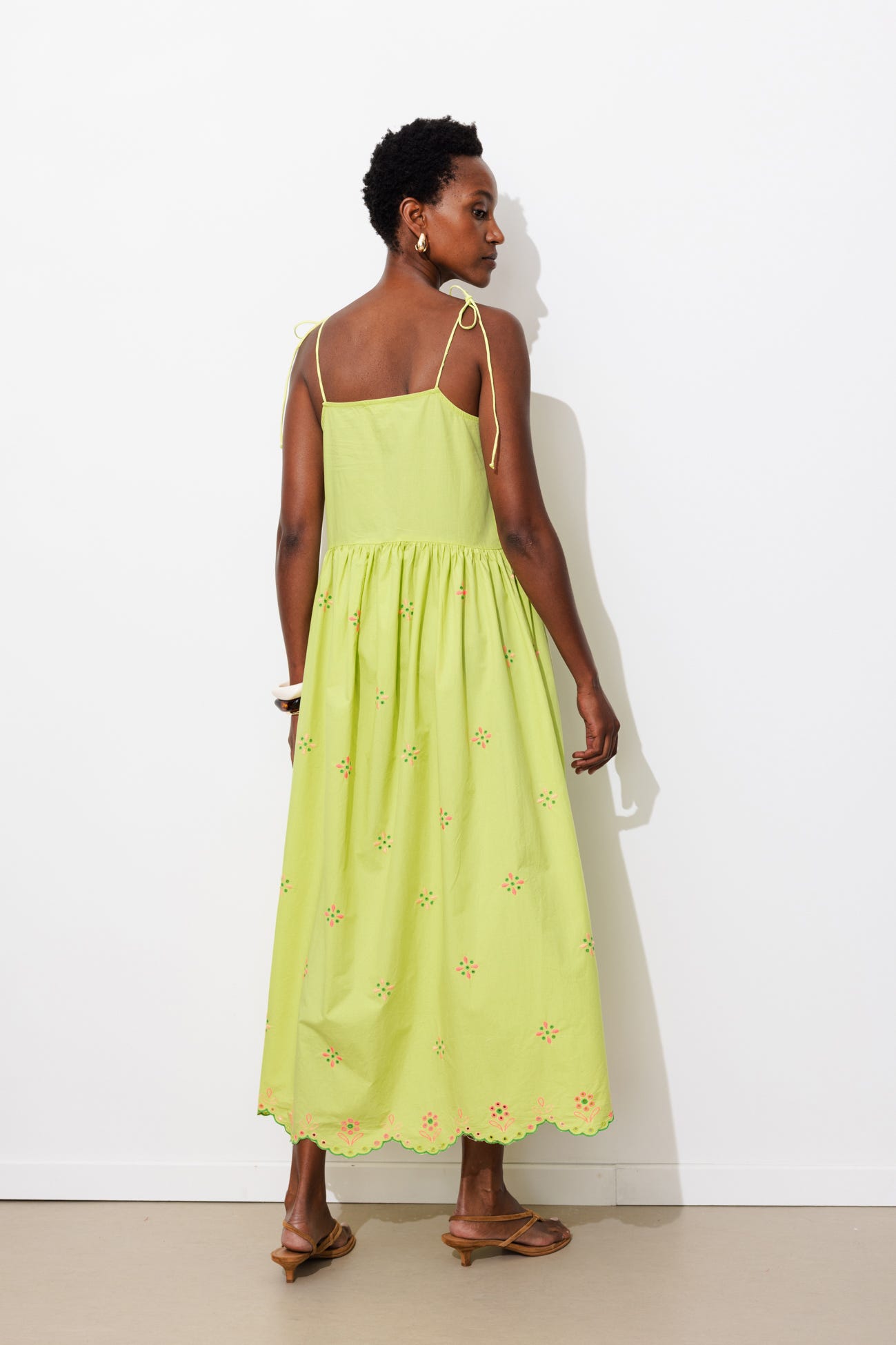 Robe brodée à bretelles nouées