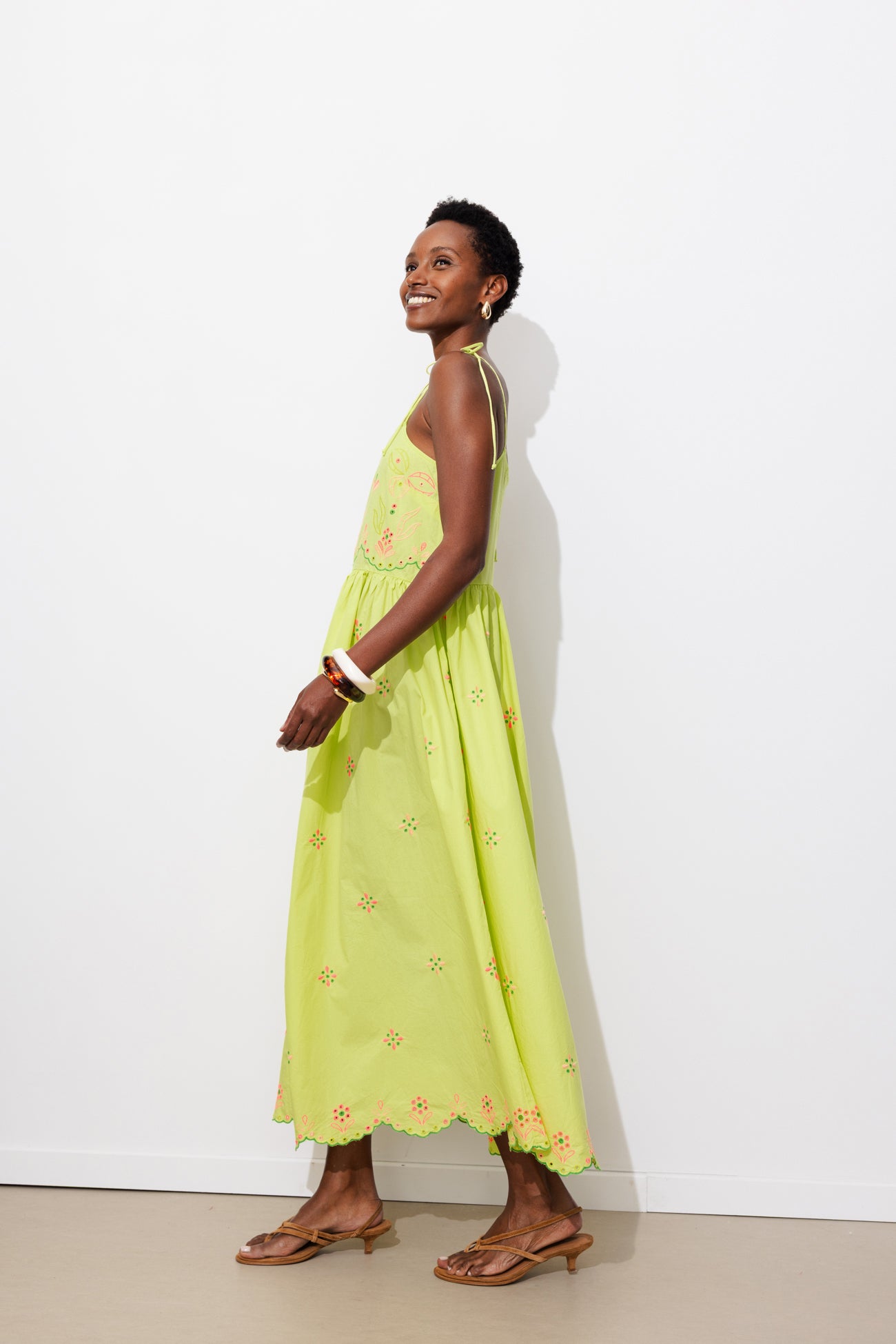 Robe brodée à bretelles nouées - Robe brodée à bretelles nouées -