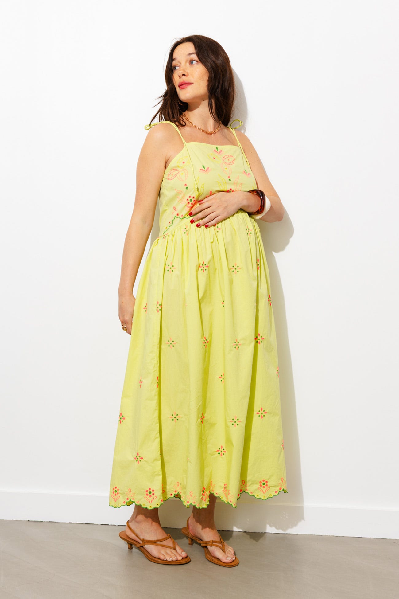 Robe brodée à bretelles nouées